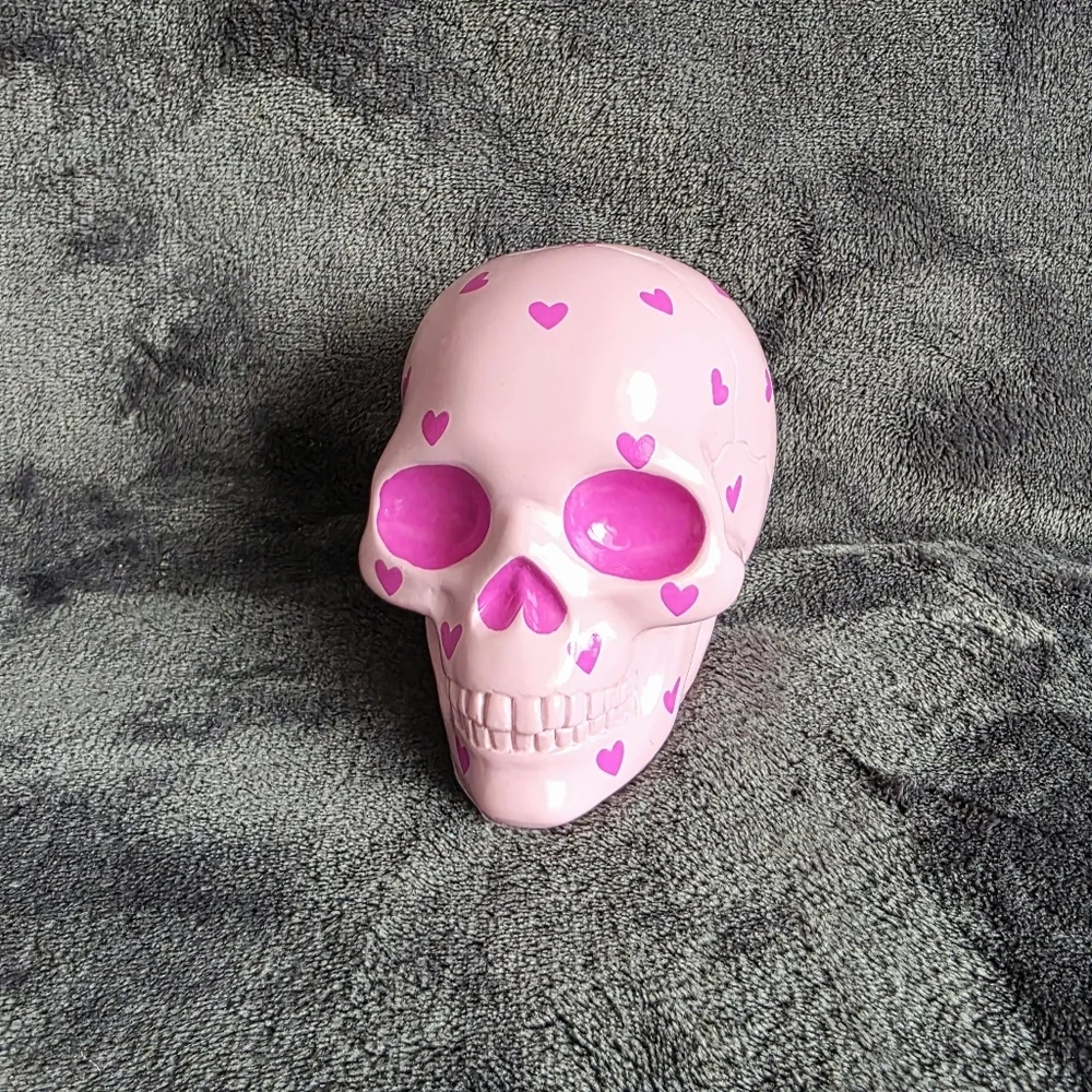 Valentine's Day Halloween Day of the dead Polyresin Skull with Hearts Pink NWT